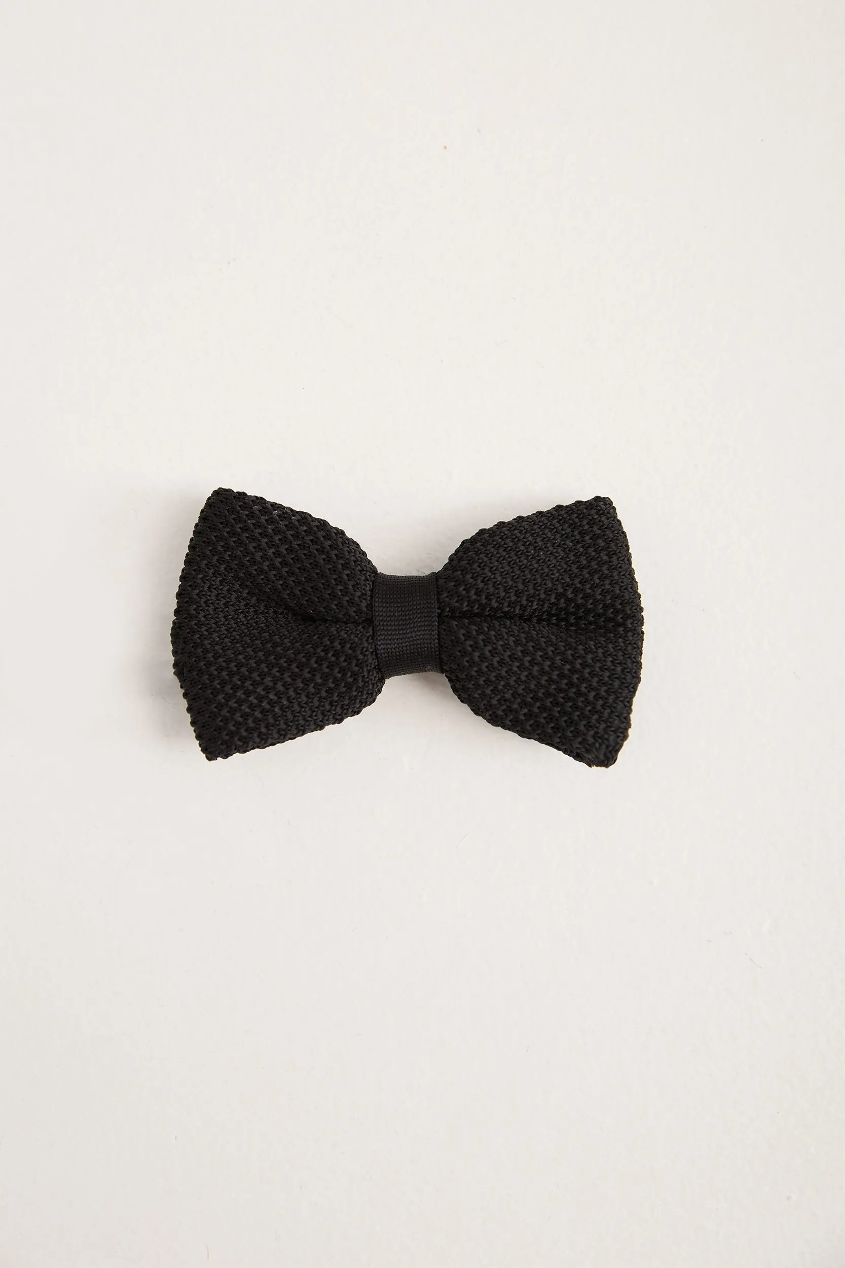 Knit bow tie